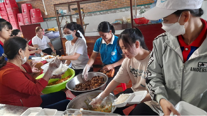 Những suất cơm nghĩa tình tiếp sức sĩ tử